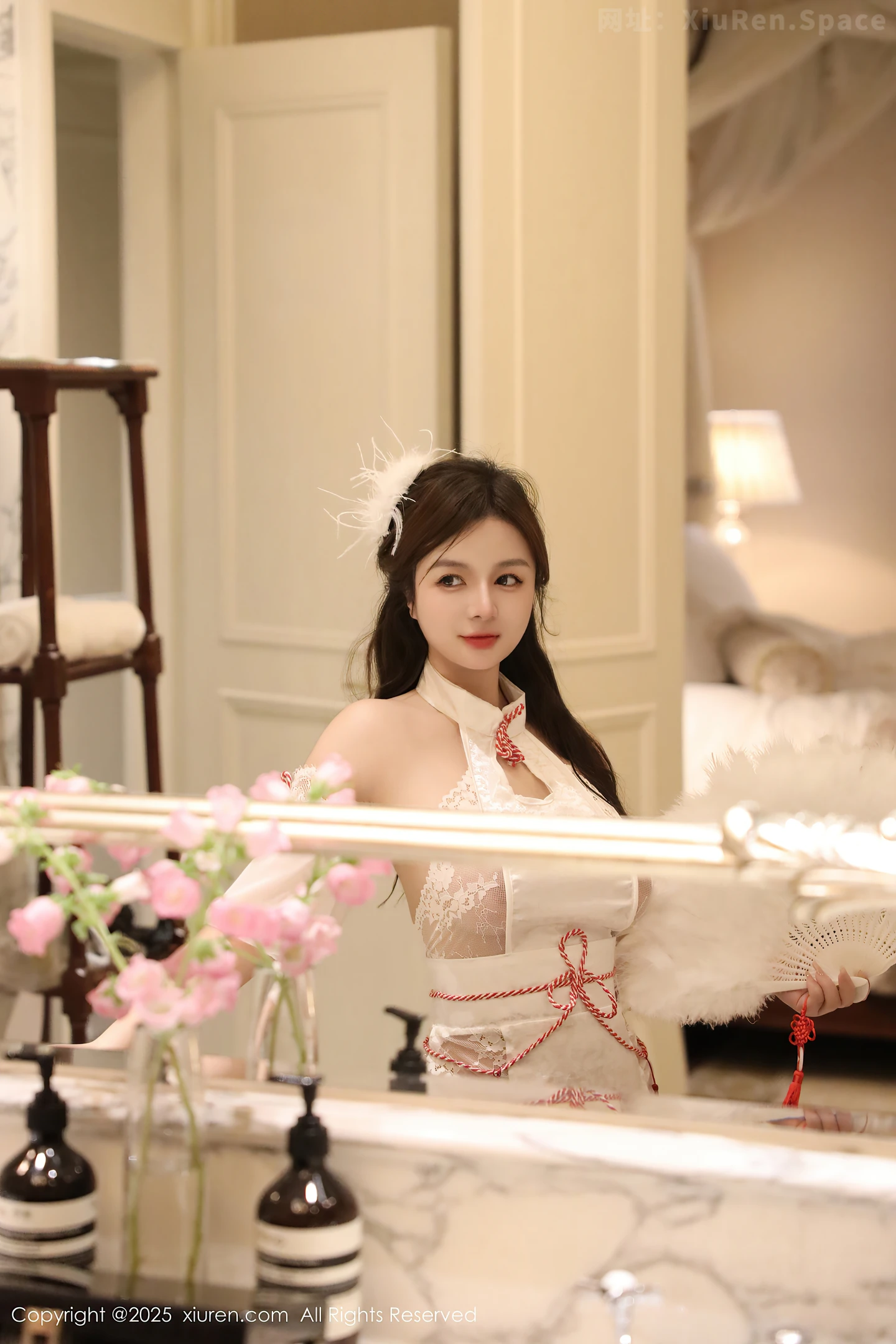 图片[2]-[XiuRen秀人网] VOL.9698 模特沈思怡性感白色旗袍露白色情趣内衣秀丰腴身材完美诱惑写真61P-秀人网官方网站